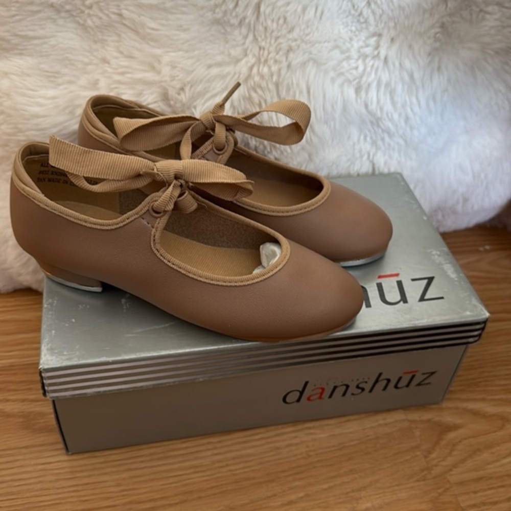 Kids tan tie up bow Mary Jane tap shoes- no box